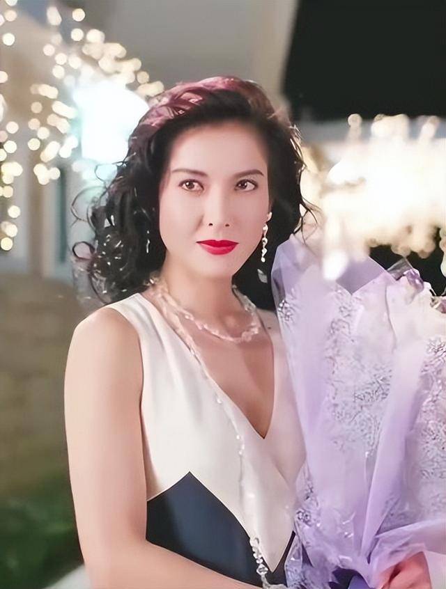 李婉华:和吴镇宇恋爱8年,爱上何家劲,41岁生3胎,嫁给国外丈夫