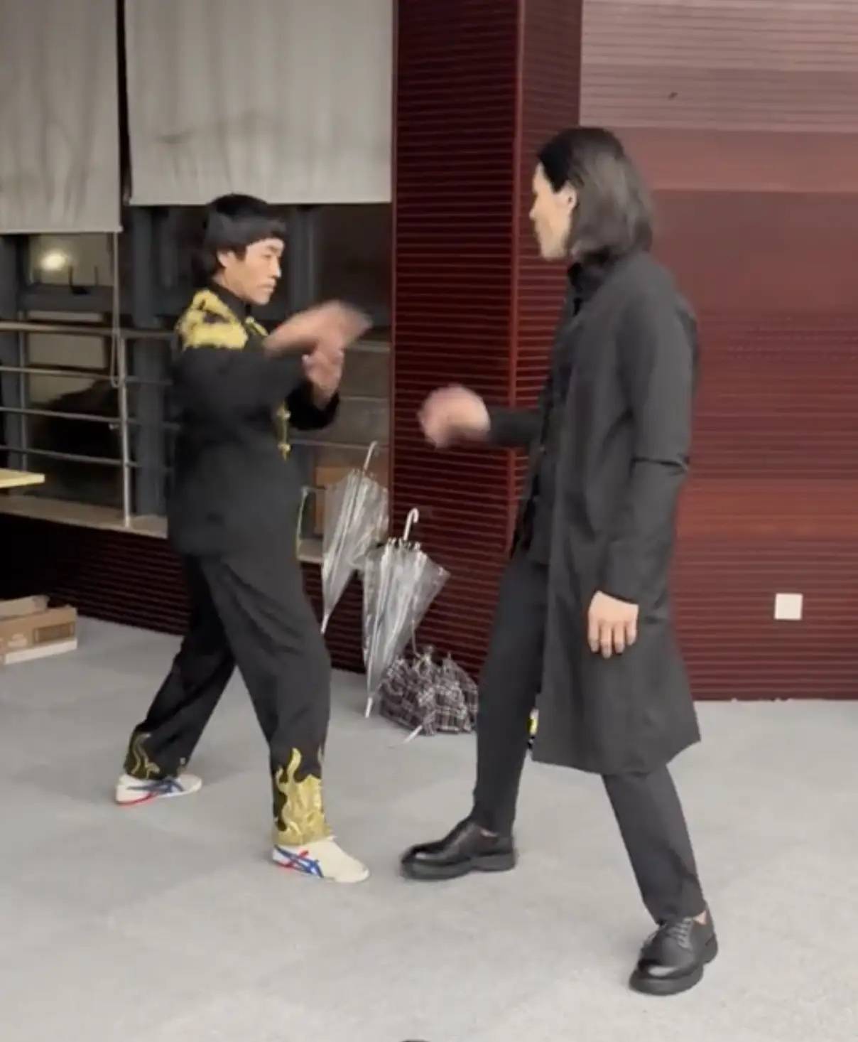 向佐"摸鼻梁"风波,李小龙模仿者喊话:向华强儿子就能随便打人