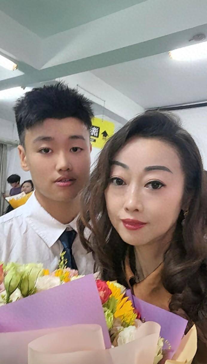 广州演员陈坚雄一别两年,他妻子黄敏手捧鲜花参加儿子的成人礼