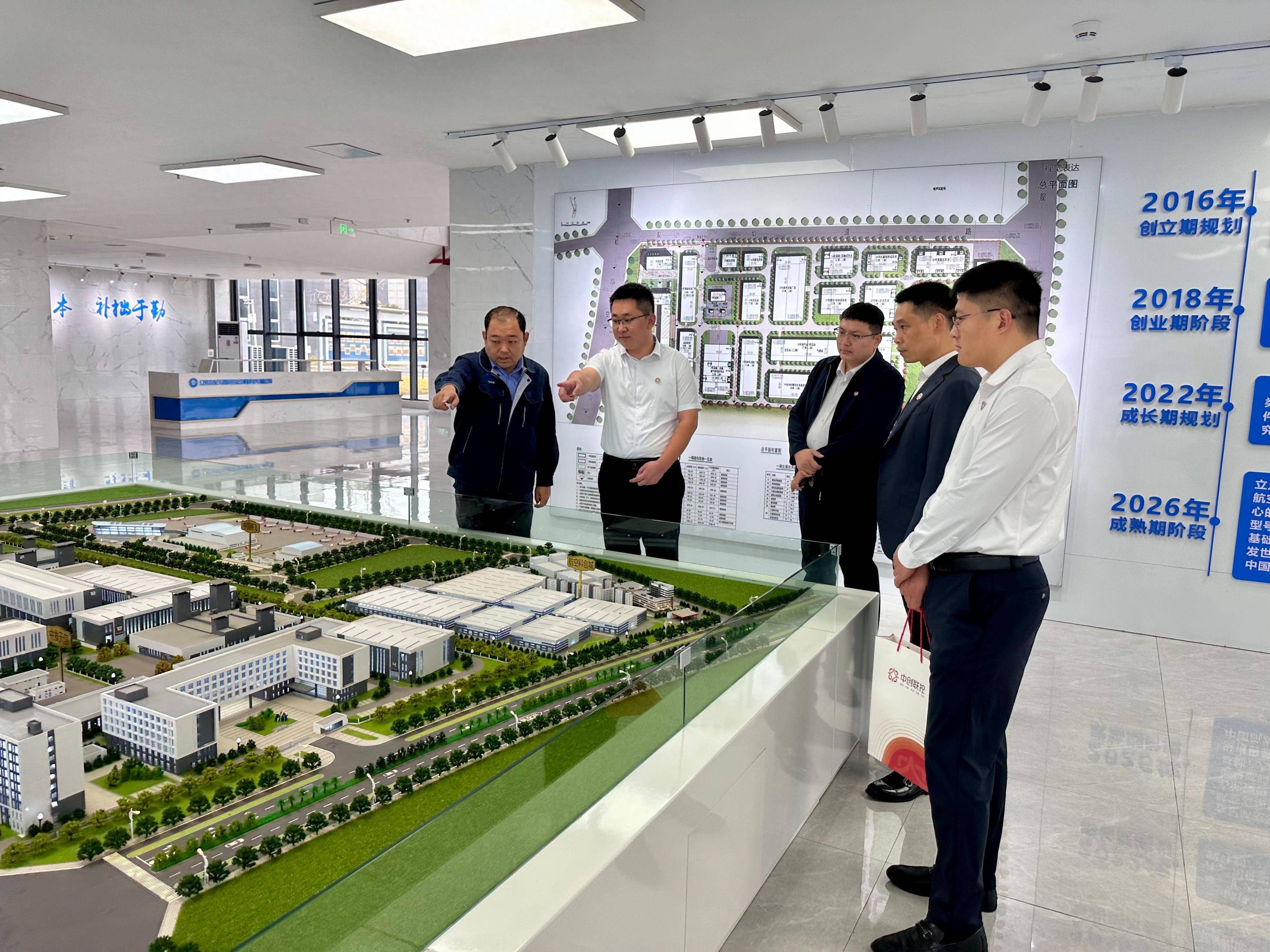 江西中发天信公司总经理赵宇介绍中发天信南昌航空发动机研发生产基地