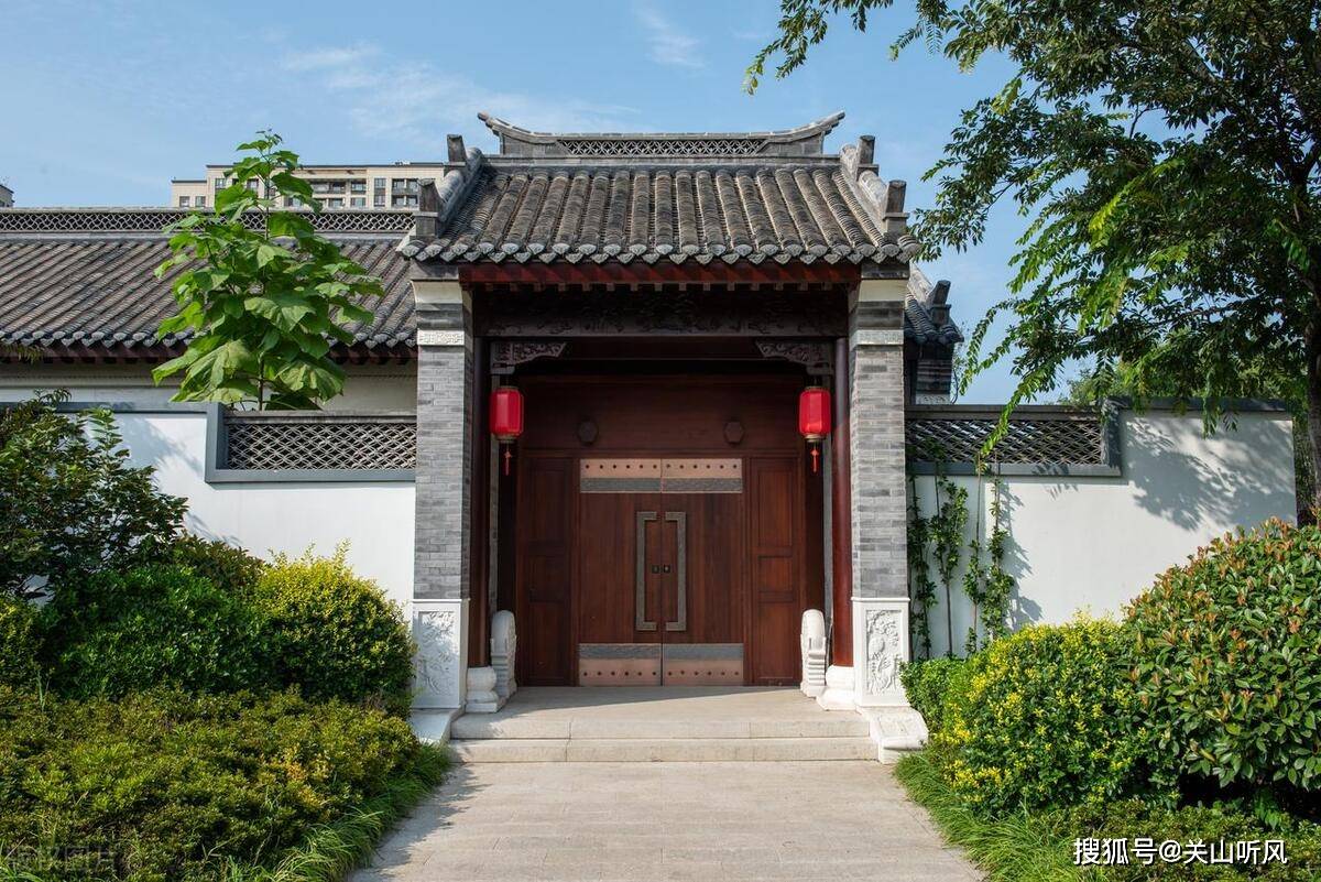 农村宅院开大门和架楼梯，是低开高走好，还是高开低走好？_搜狐网