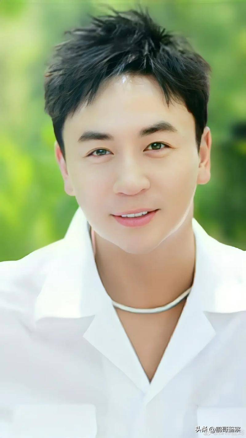 释小龙妻子露面太吸睛!身材丰满,长腿抢镜,五官颜值不输何洁!