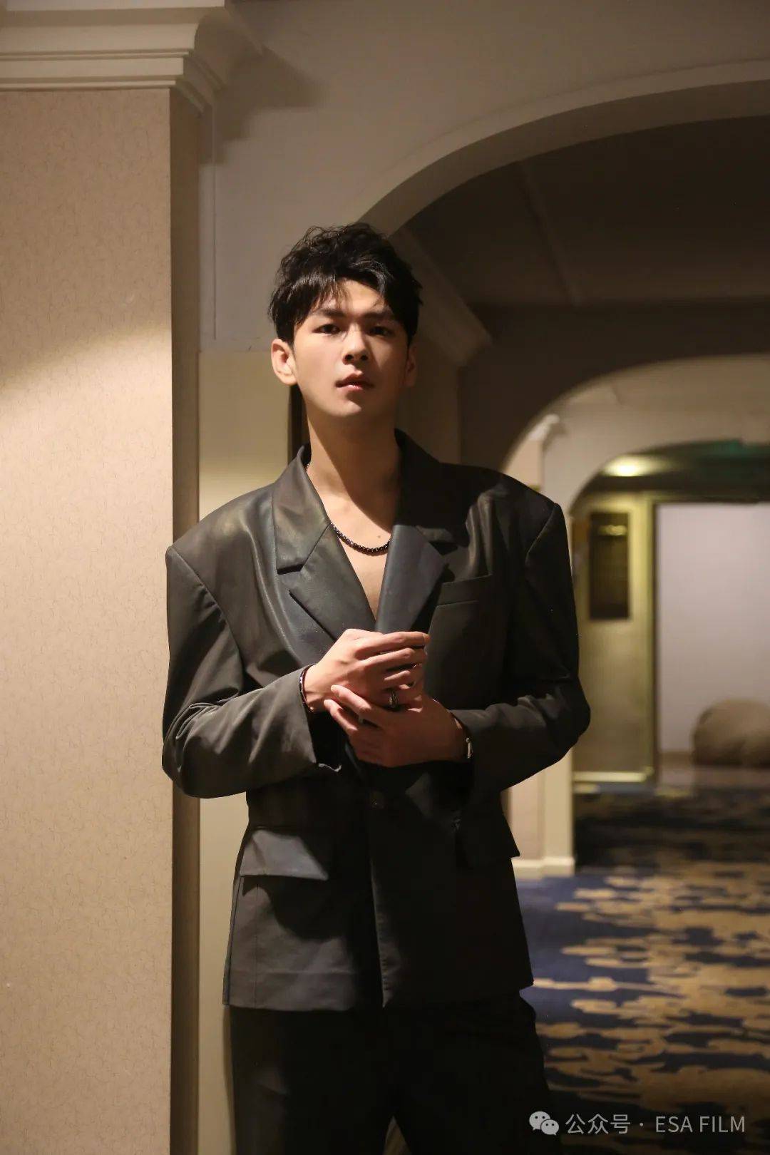 盛英豪亮相文荣奖颁奖典礼 翩翩而来气度不凡