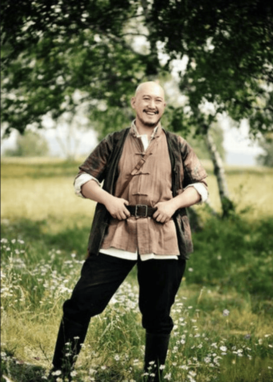 这些调侃背后反映的,是娱乐圈对演员外观严苛的规定.