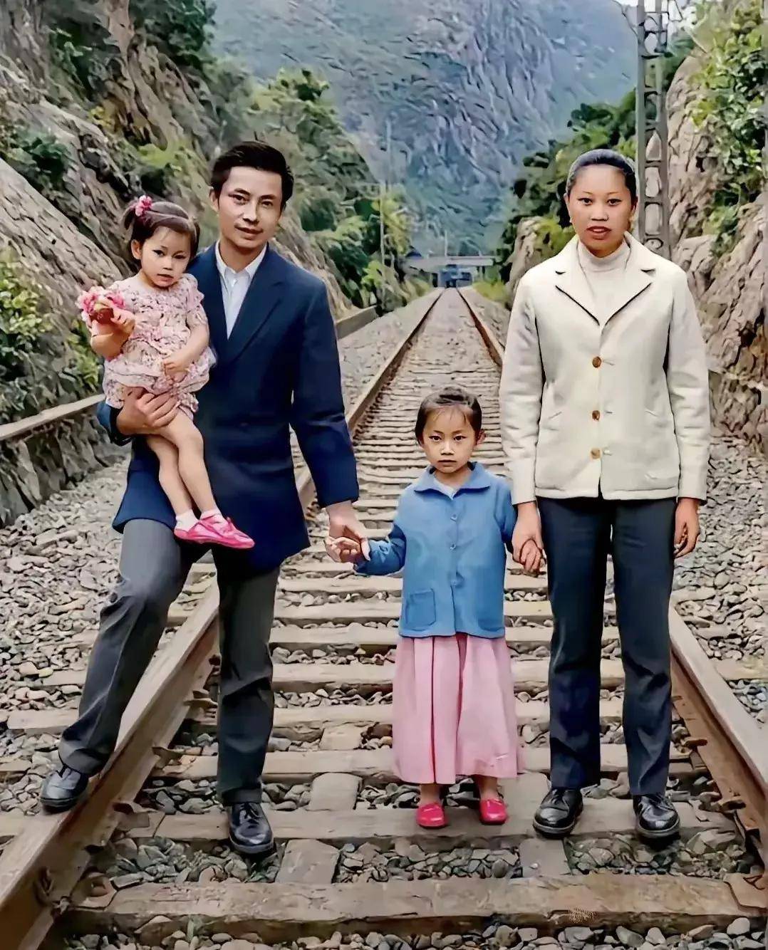 杨妞花粉丝暴涨，打开收礼物，讲述自己本身很胆小，怕黑怕虫子_桑英_余华英_因为