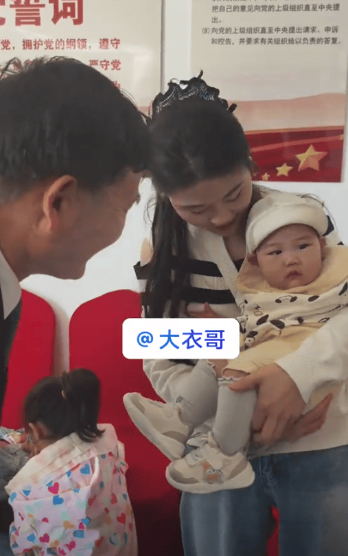 大衣嫂带娃他连看都不看,除了吃喝就是唱歌_朱之文_孩子_陈萌