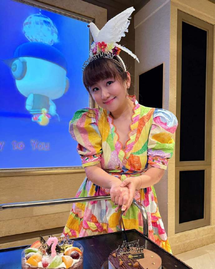 任家萱庆生现场曝光,牵妹妹唱歌又哭又笑,真实身材,状态全曝光