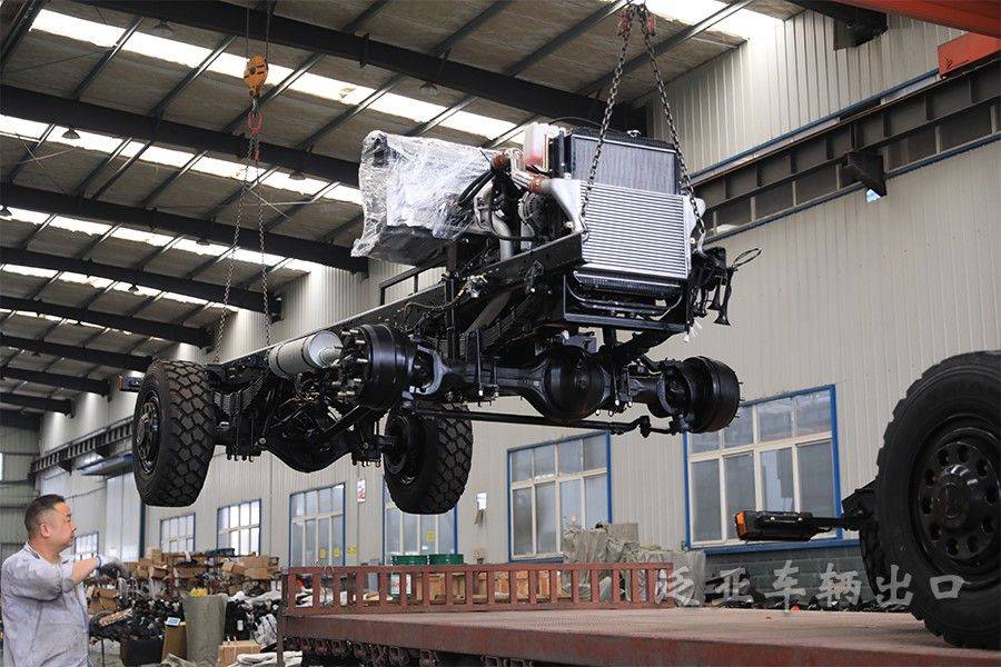 东风四驱4x4越野卡车底盘交付非洲