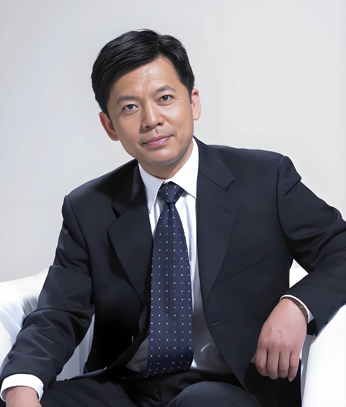 演员何政军:年轻时迷恋巩俐,结婚32年零绯闻,为妻子拿起绣花针