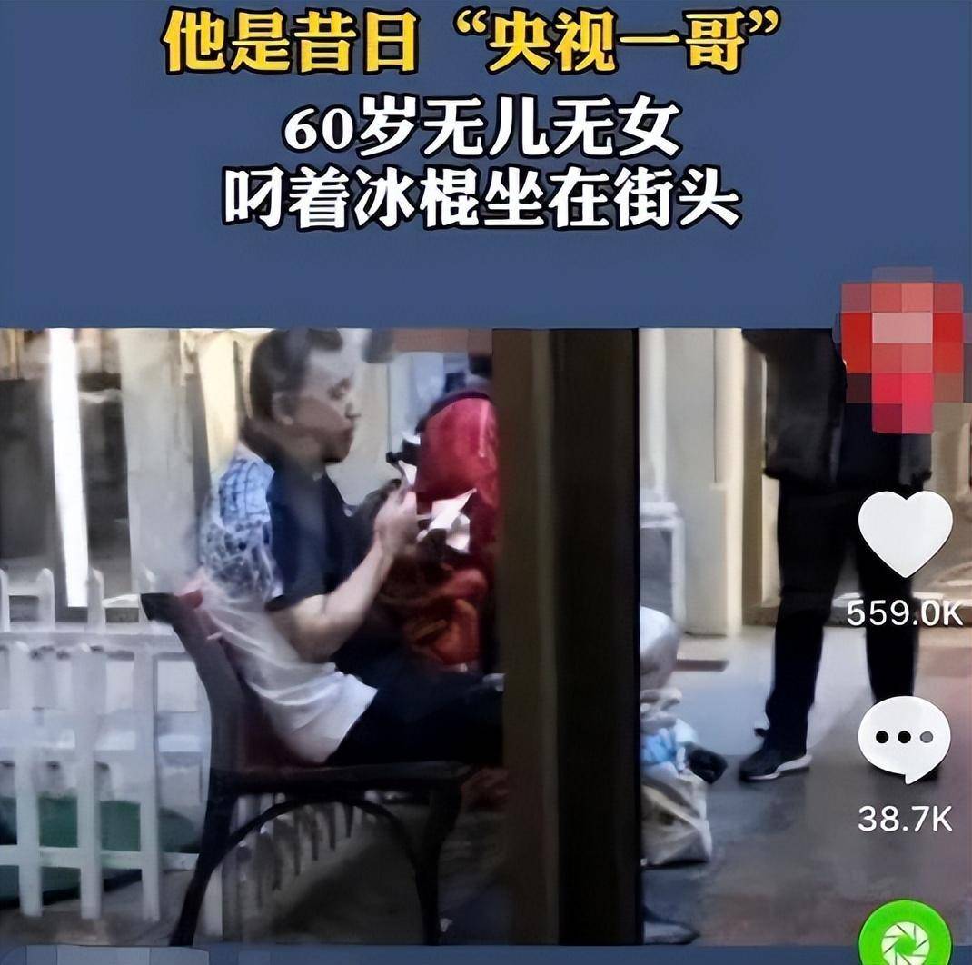 央视国脸张宏民现状,独坐街头吃老冰棍略显落寞,59岁未婚未育
