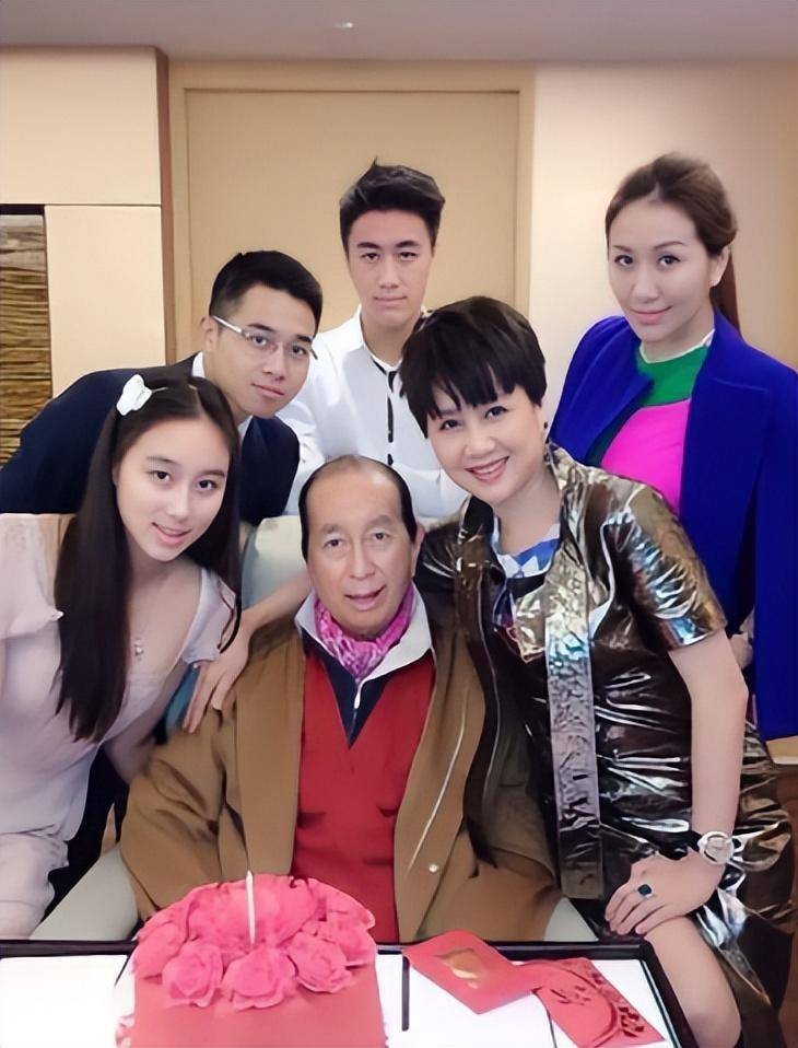 身价过百亿,坐拥北京一条街,出门私人飞机,京圈内的富婆都有谁_宋丹丹