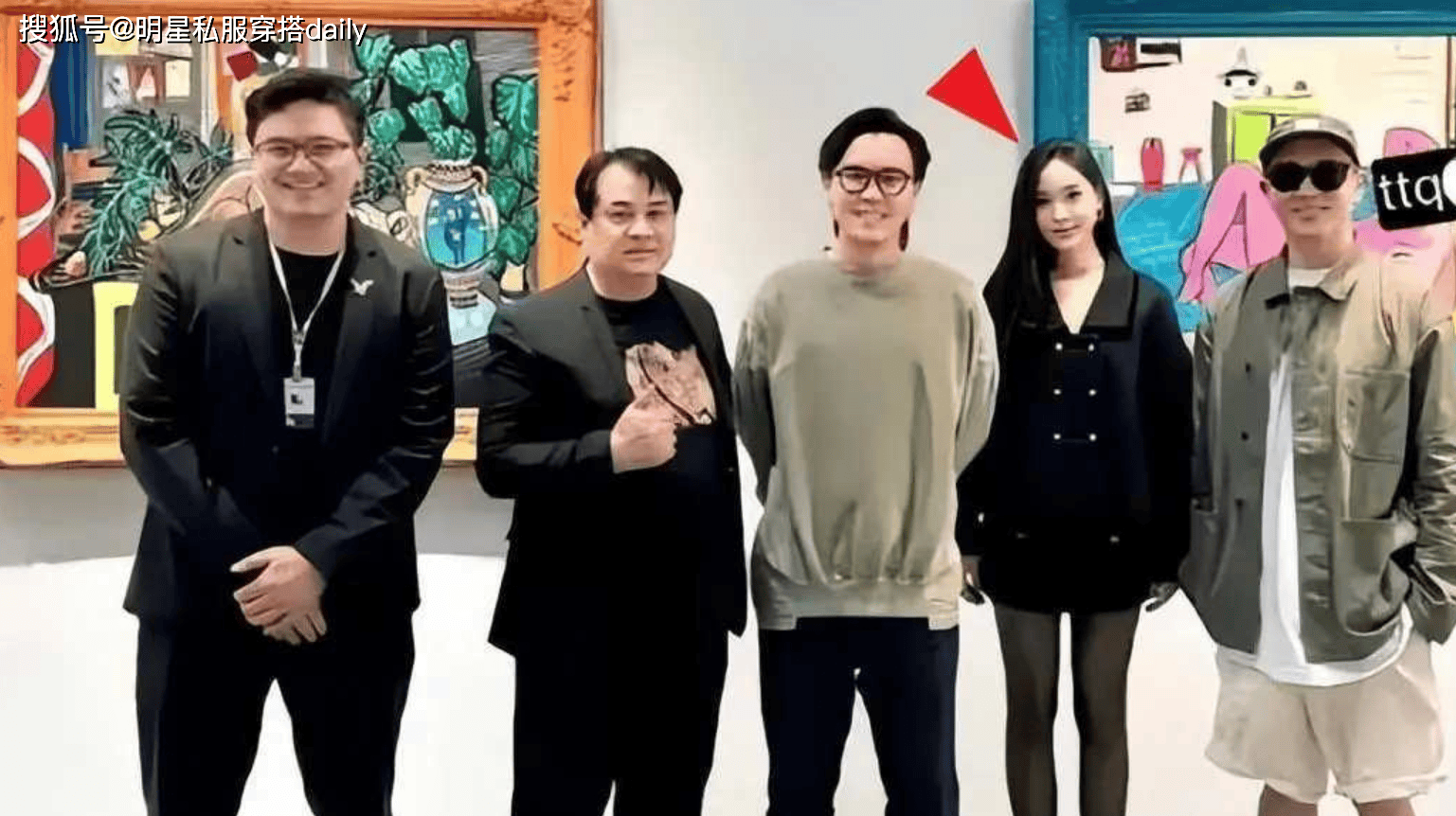 具俊晔带小S的女儿许韶恩看画展,她穿短裙搭黑色丝袜,身材苗条_上衣_美少女战士_水手服