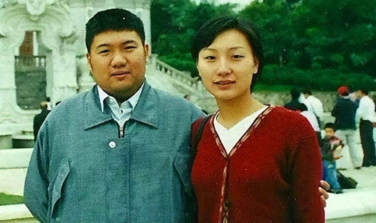 2002年毛新宇与刘滨度蜜月,她气质优雅,穿着朴素接地气。_生活_家庭_社会