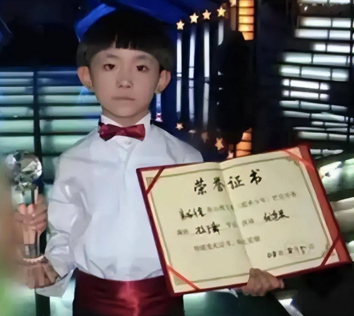 小儿子易烊昱华在魔方界创造奇迹,还在时尚圈崭露头角.