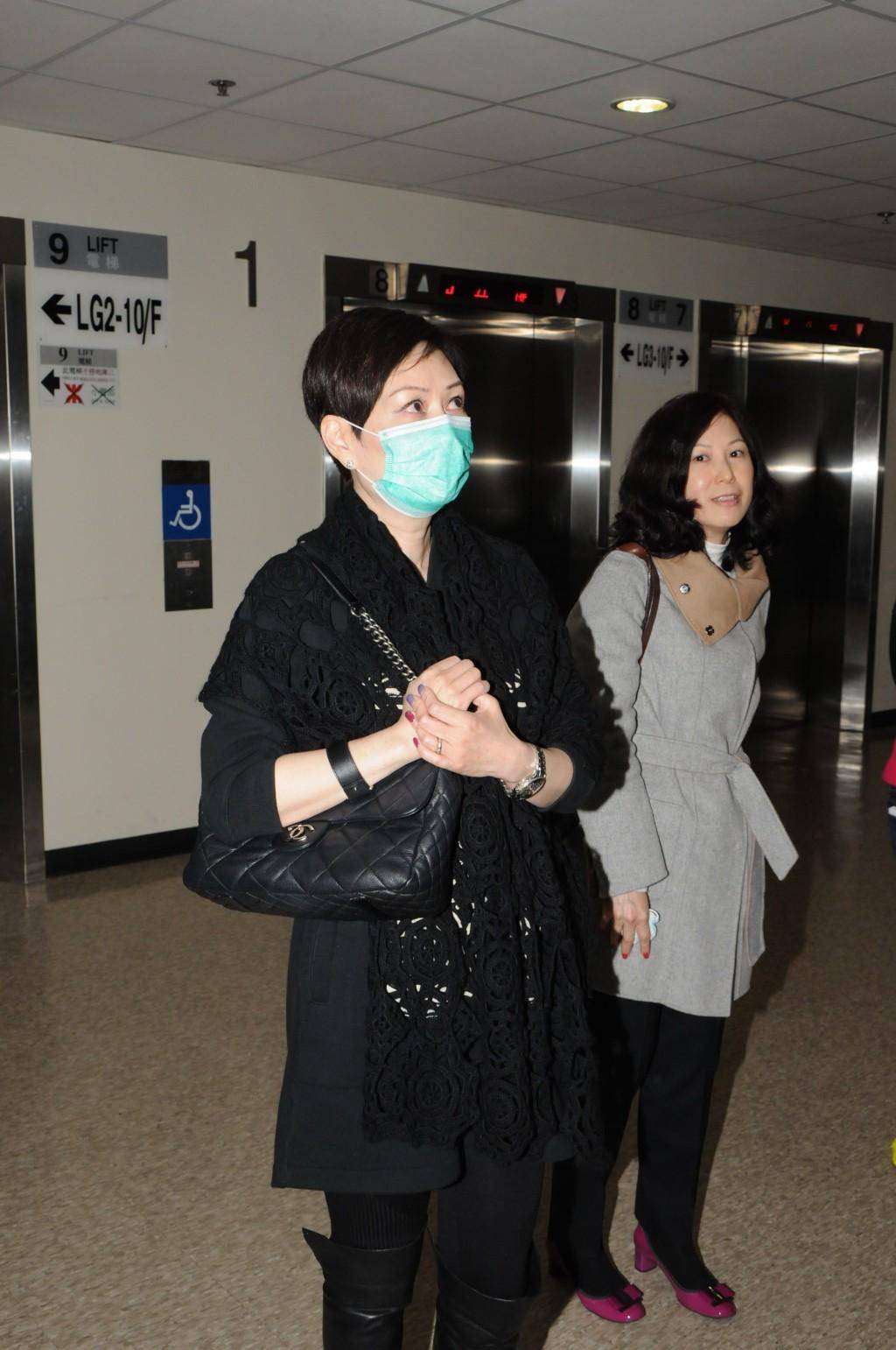 傅洁娴最后一次和梁思浩在一起的时候,也是披着披肩的头发.