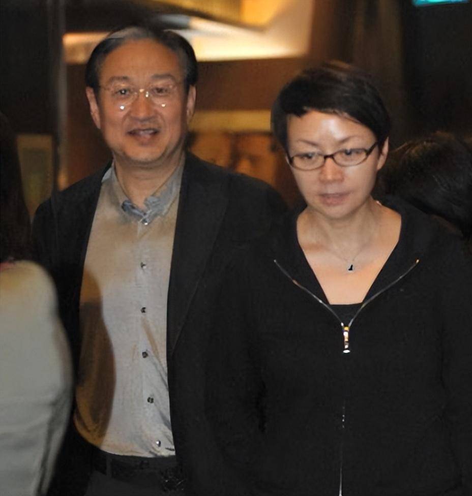 巴图:爸爸不疼继父来爱,妈妈宋丹丹力捧出道,事业不佳婚姻幸福