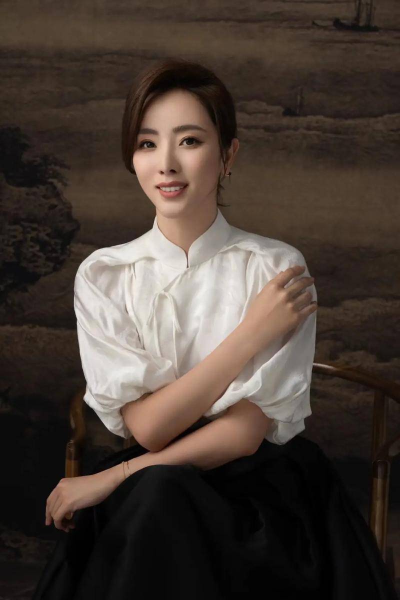 一手好牌打稀烂!离开央视1年后,37岁的李思思现状,真不怪别人