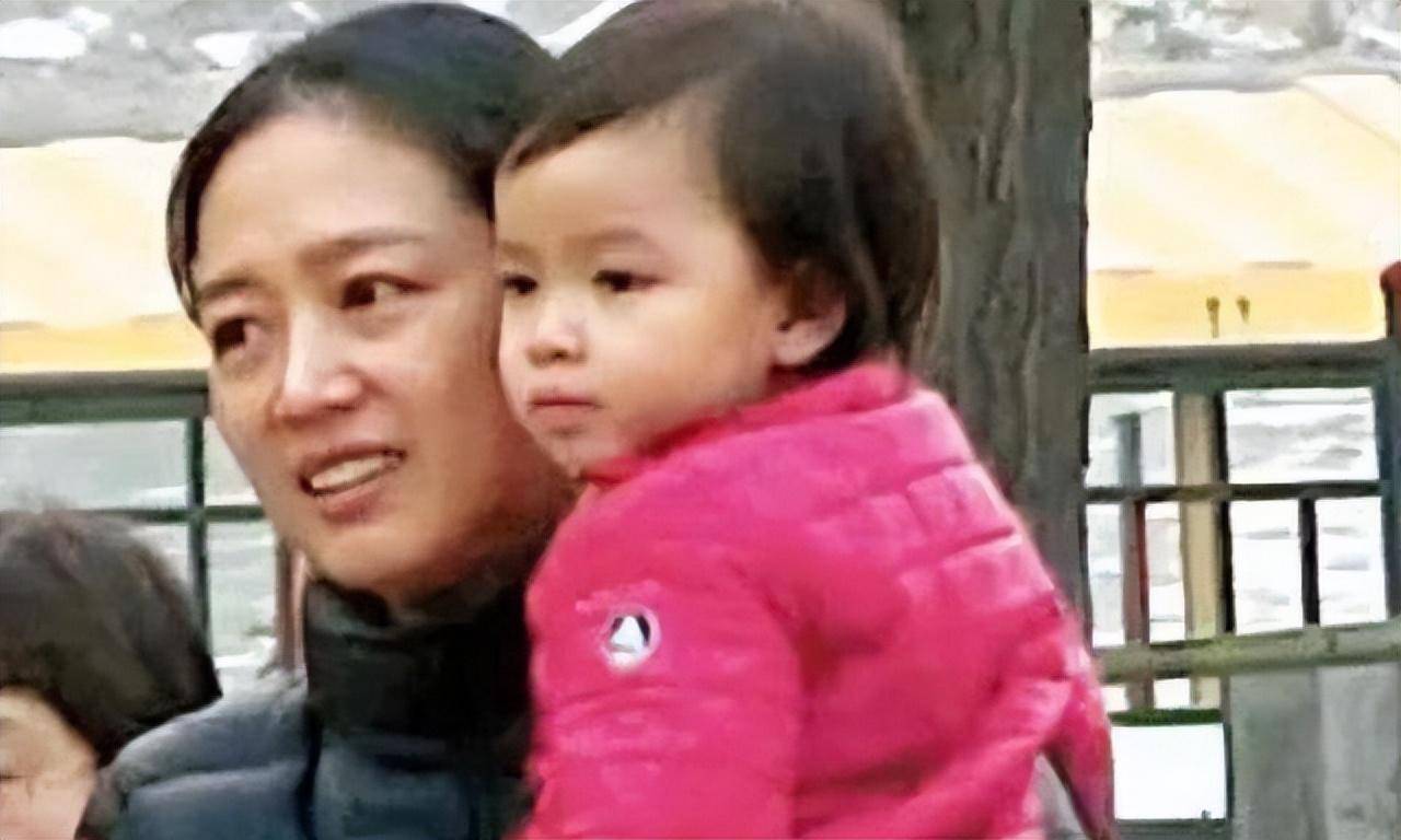 58岁朱丽倩罕见现身,陪老公刘德华开唱!身材臃肿引发热议