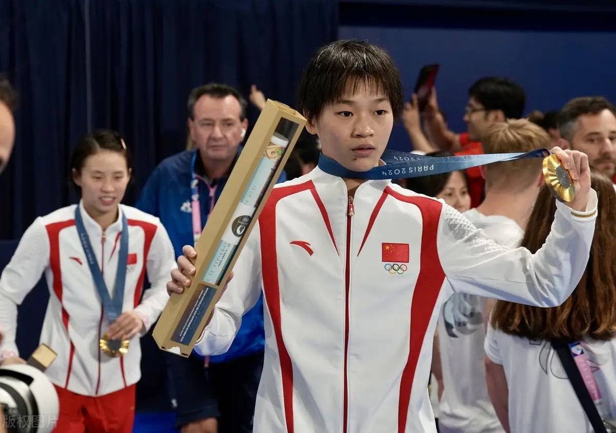 全红婵出现了多处劳损,包括腰伤,腿伤和肩伤等,今夏曾去医院治疗了