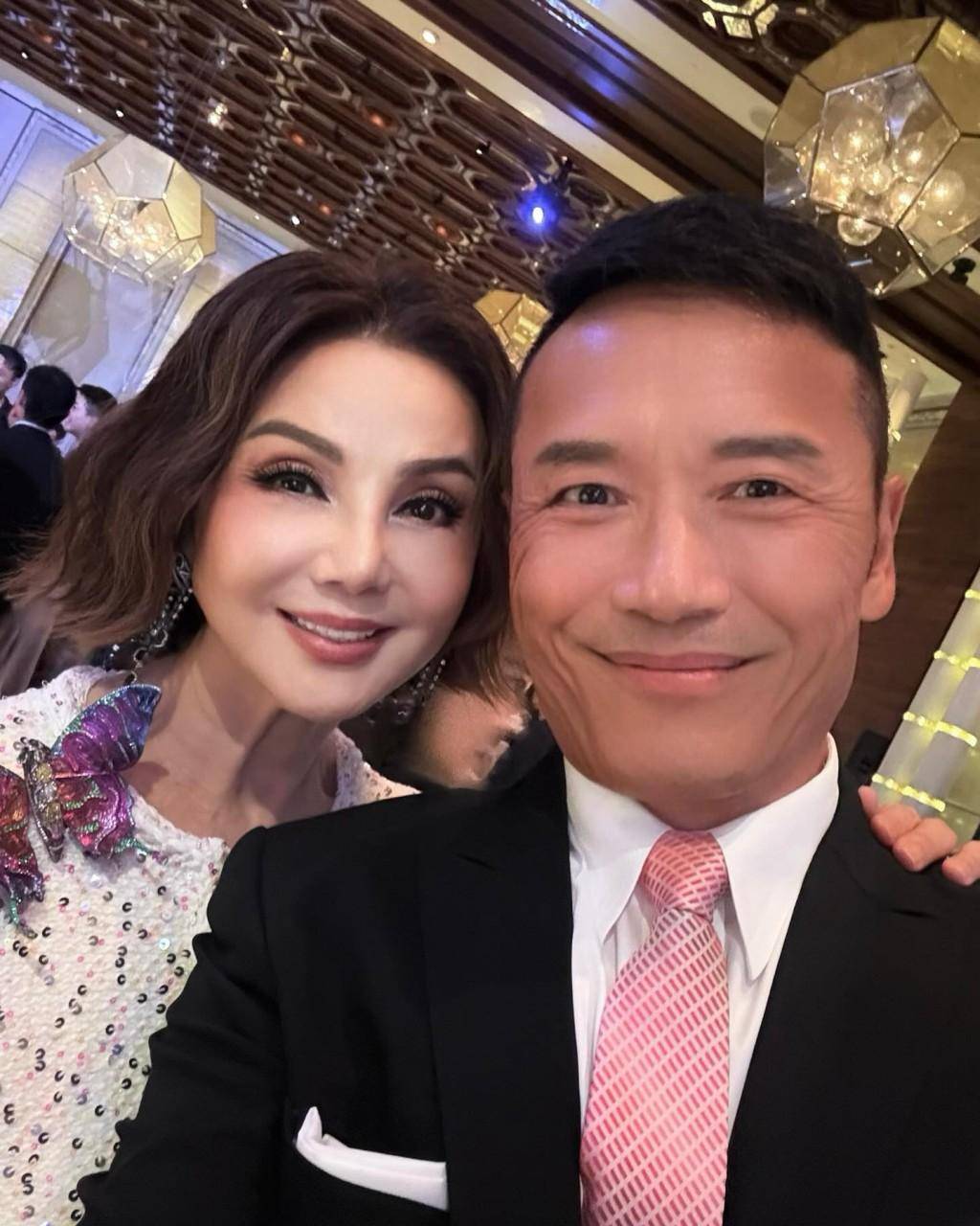 黎姿与跛脚老公马廷强罕见同框 出席汤镇业女儿婚礼 一点也不像53岁
