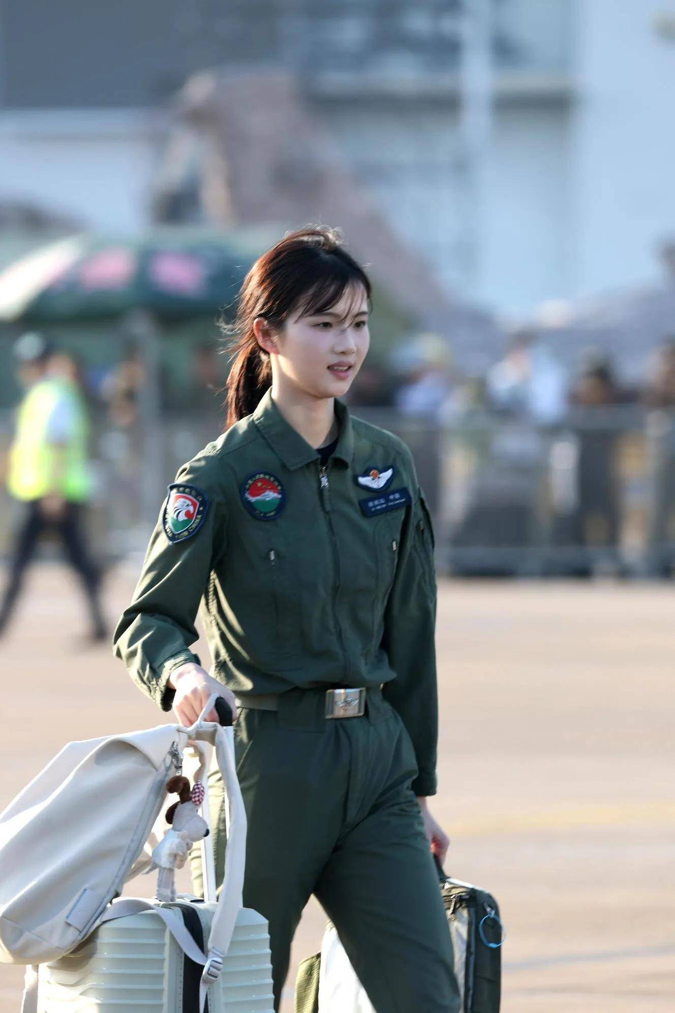 女飞行员徐枫灿驾驶直-20抵达珠海