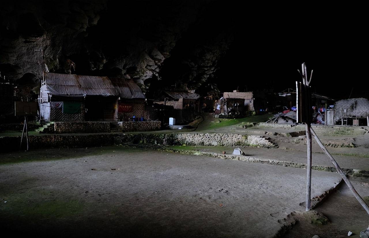 贵州大山里的一个山洞，住着20多户苗族人家，真实版的桃花源记