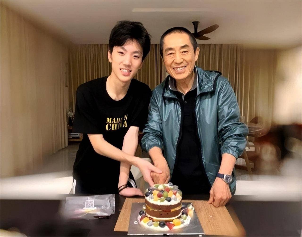 张艺谋长子张一男:在没爱的环境下长大,今22岁清爽帅气