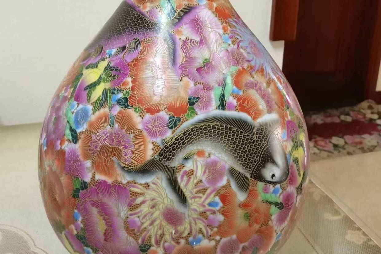 乾隆年製珐琅彩賞瓶 瓷器 美術品 置物 大清乾隆年制《珐琅彩描金花卉鱼纹花瓶》_瓷器_艺术_文化