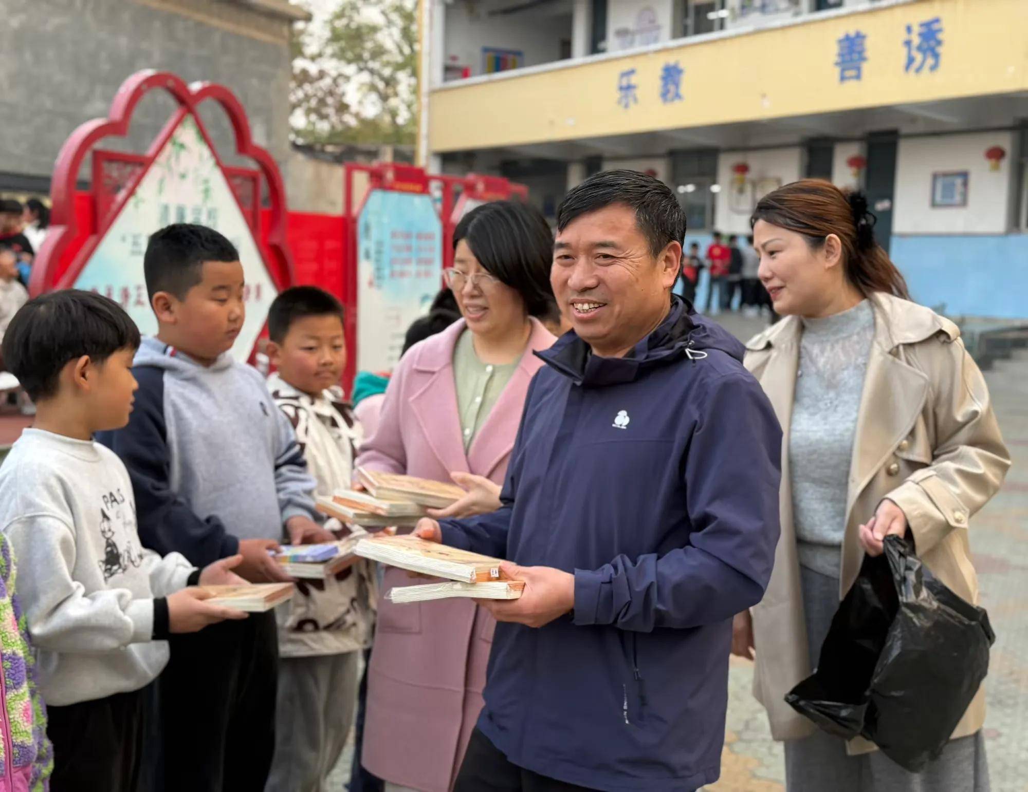 焦作市解放区团结街小学校园内,白衣天使走进校园给孩子们免费检测