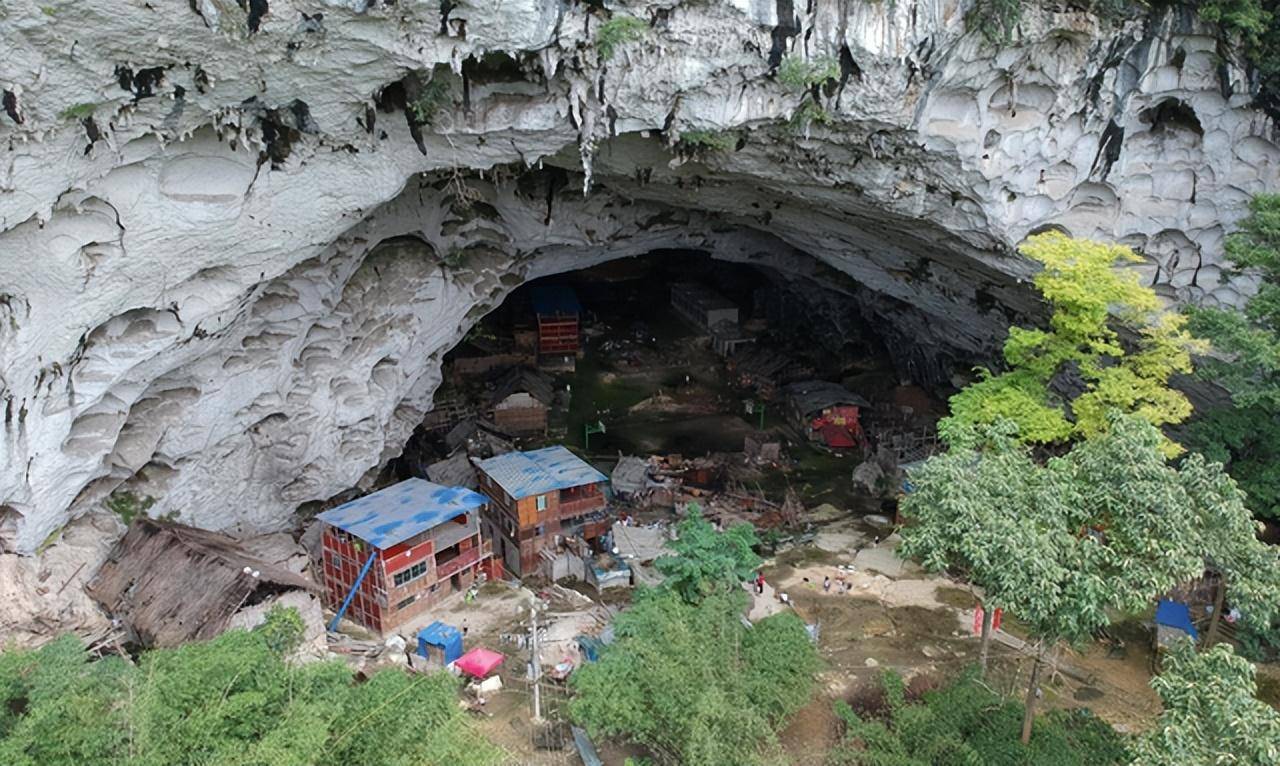 贵州大山里的一个山洞，住着20多户苗族人家，真实版的桃花源记(图1)