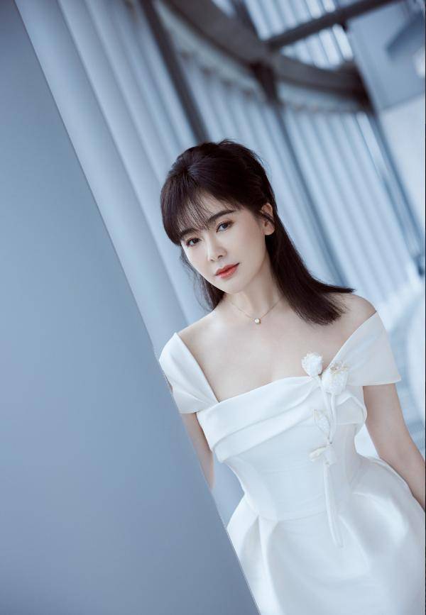 左小青太丰满了,穿小白裙都兜不住好身材,我感慨资本果然会选人