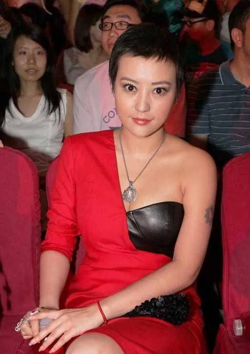 郝蕾各类靓丽写真狂秀傲人事业线!魔鬼身材性感火辣