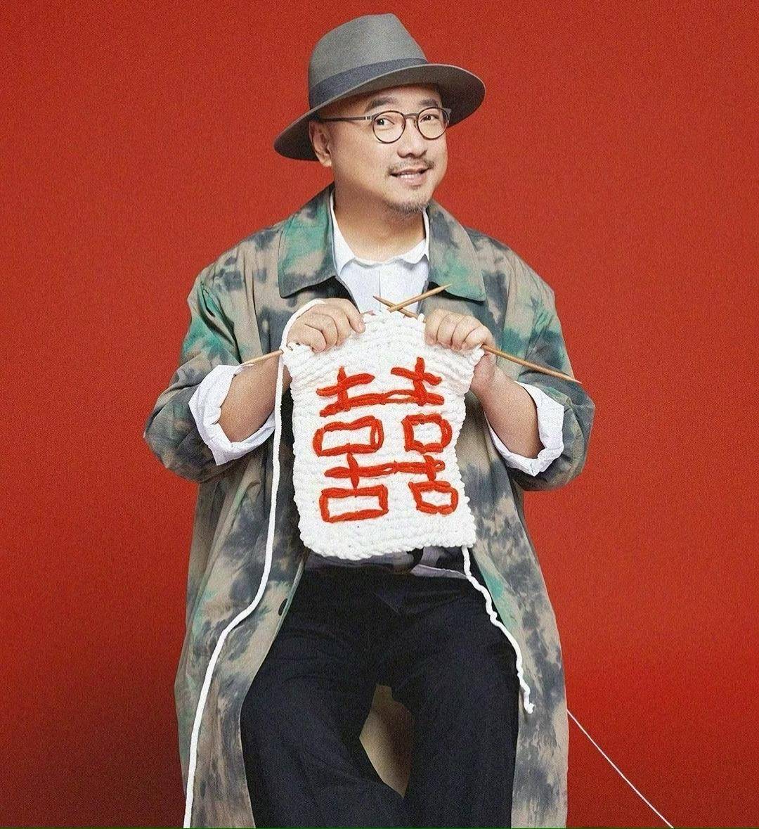 徐峥现身国外被偶遇,近状沧桑老了许多,52岁胡子已花白