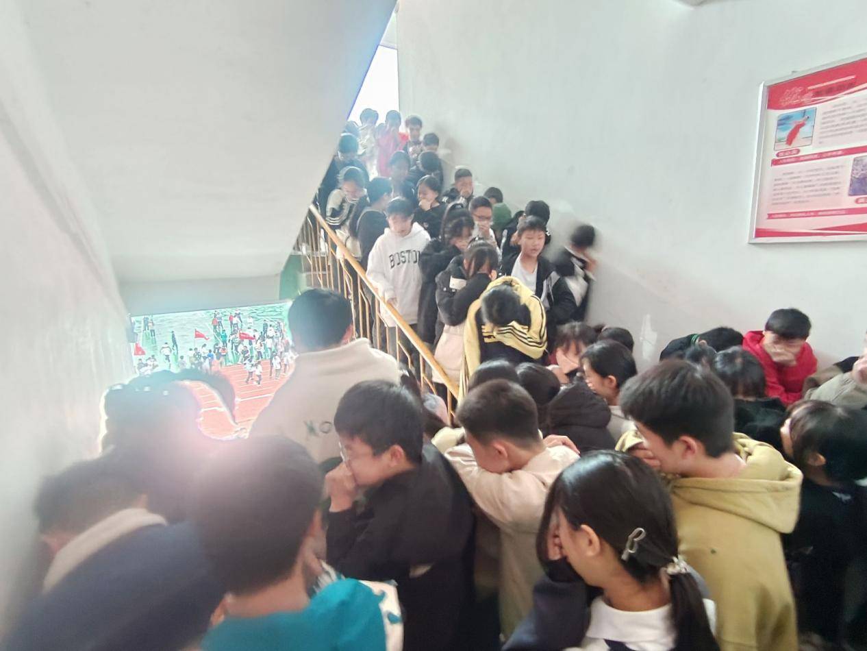消防实践 安全疏散 ——珙县孝儿镇中学校组织全校师生进行消防安全