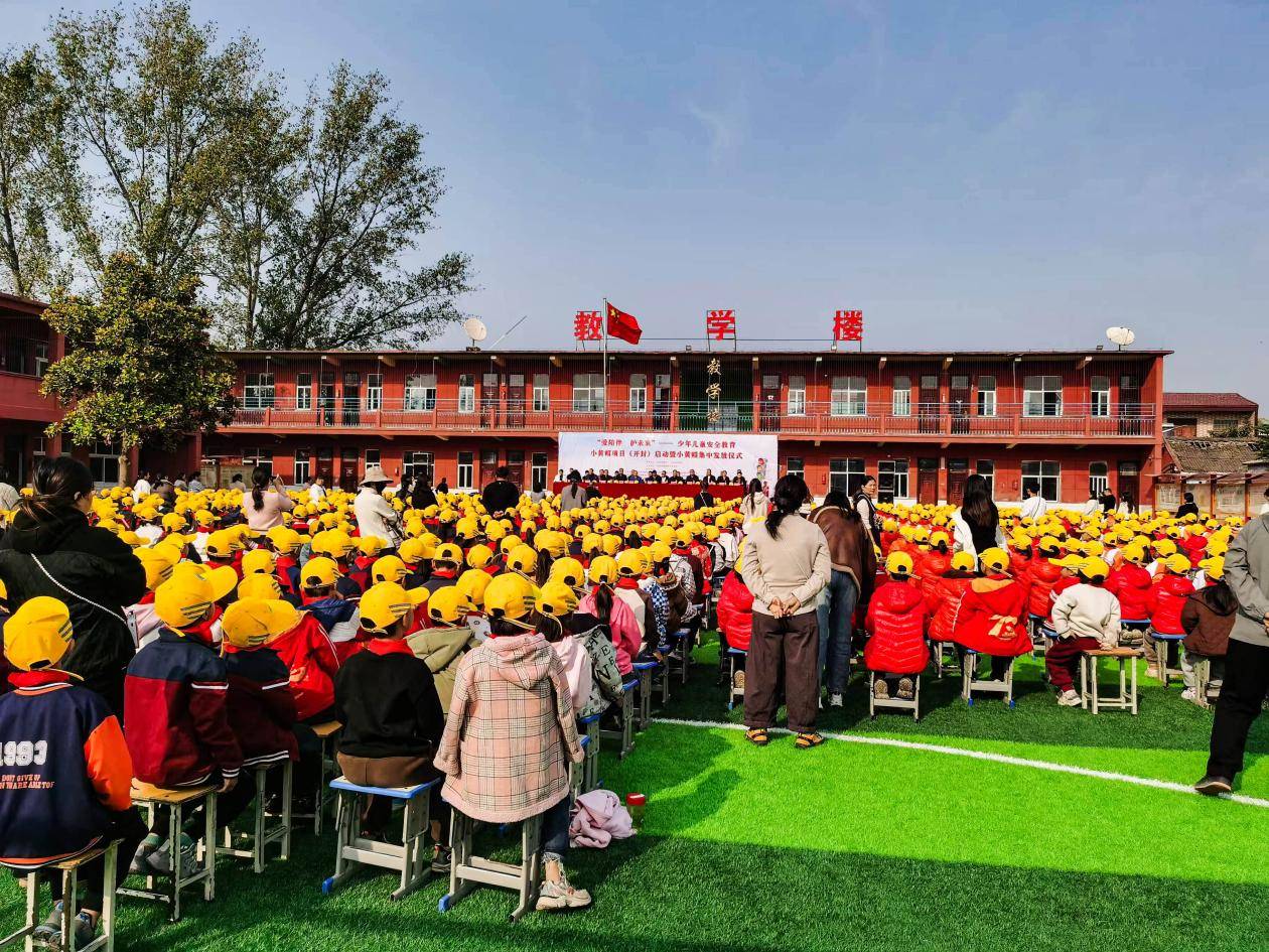 在开封杞县第一实验小学广场,来自河南省博研助学基金会副理事长兼