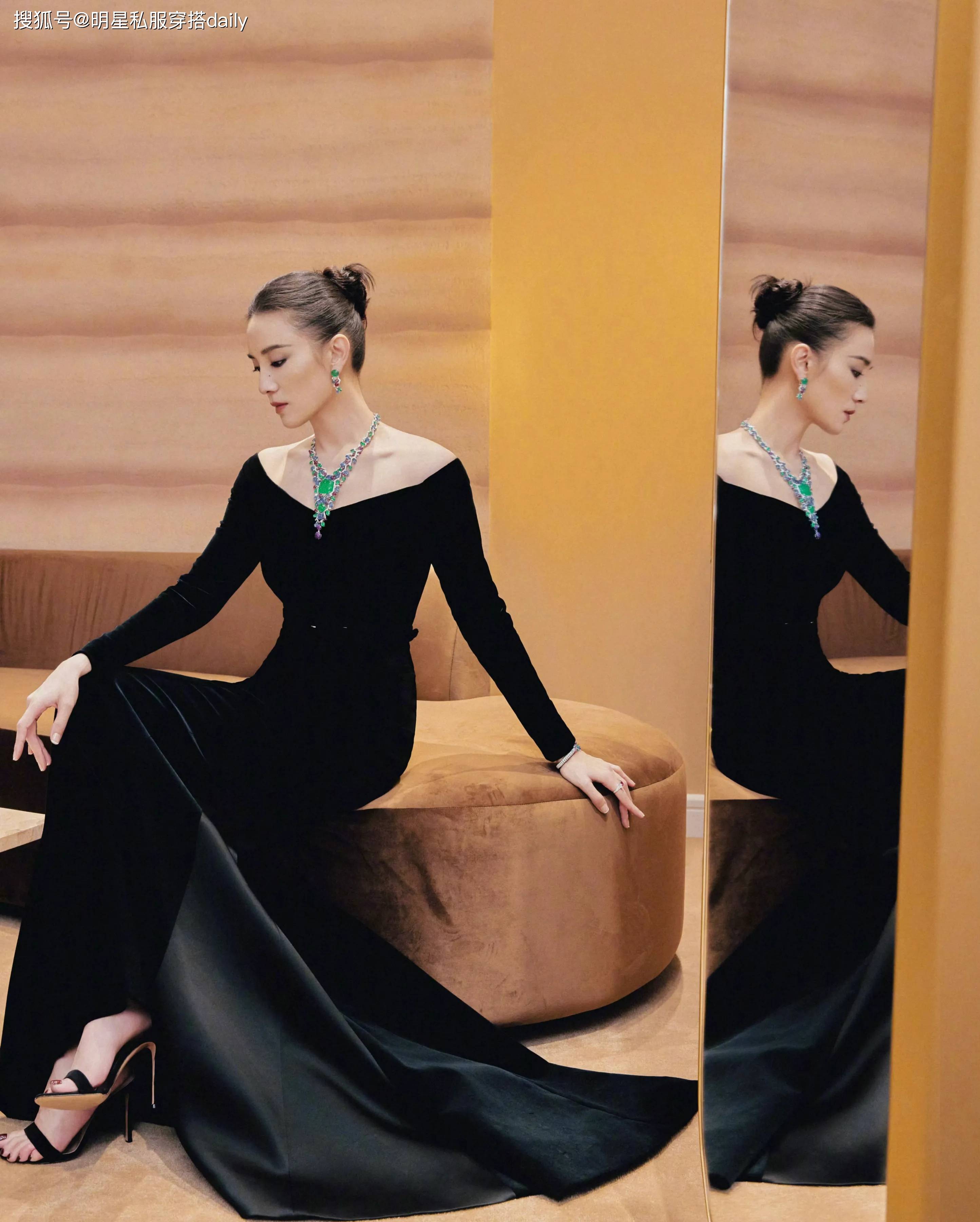 被宋佳的"直角肩"惊艳了!一袭露肩针织裙搭翡翠项链,贵气十足