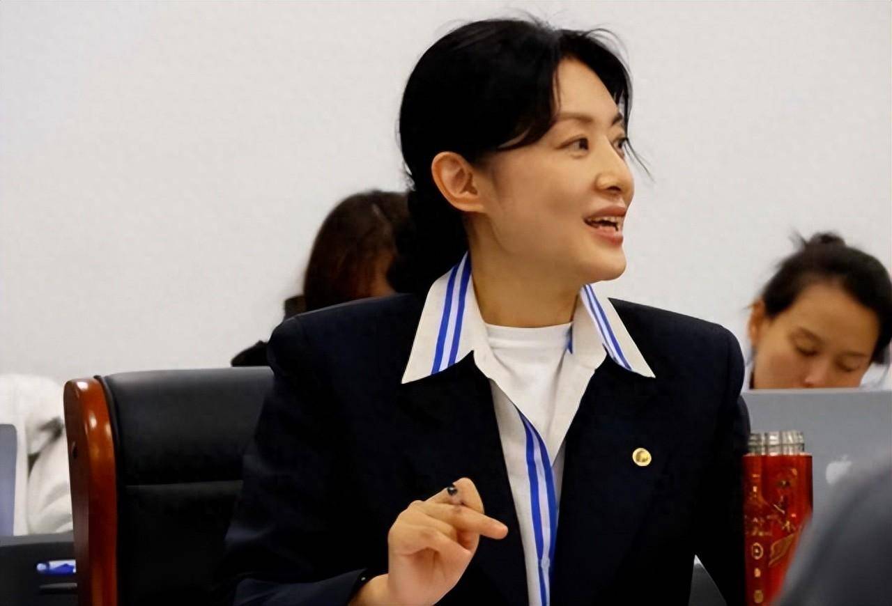 离开央视八年后再看周涛,才发现她"多重身份"的背后,并不简单