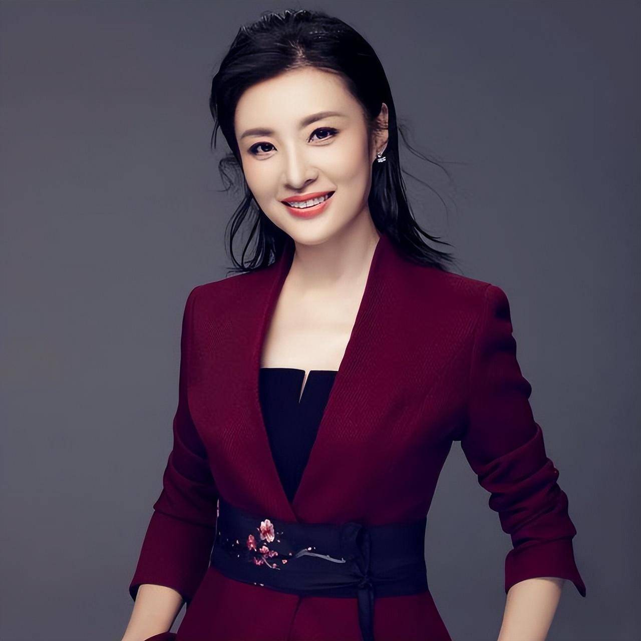 离开央视八年后再看周涛,才发现她"多重身份"的背后,并不简单