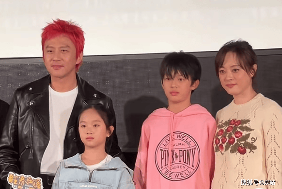 孙俪邓超一家四口同框,儿子社恐女儿乖巧,温馨互动尽显美满幸福