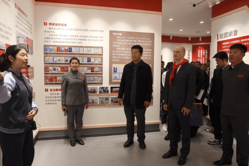 大连市档案馆副馆长赵宏,华夏教育集团董事长徐长卓,福建华夏学校校长