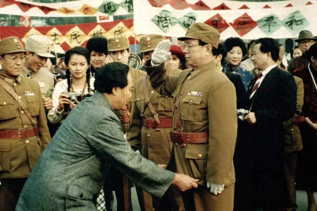 1992年电影《重庆谈判》拍摄现场,古月为"周至柔"整理服装镜头