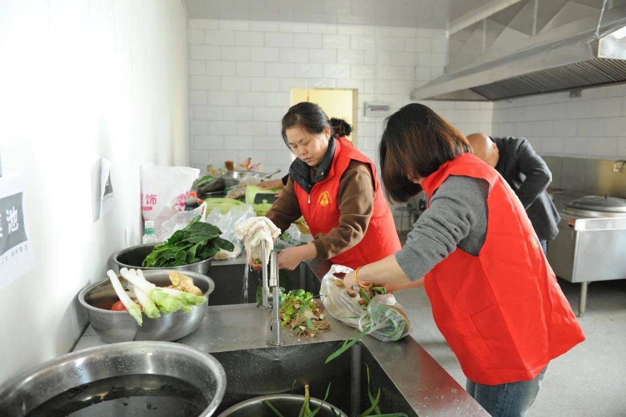 以孝治家献义村迎来阳城县濩泽雷锋志愿服务中心的志愿者们