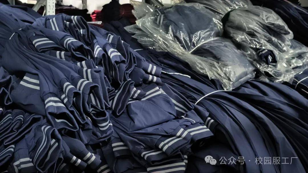 现货校服新体验：冬季冲锋衣，即刻温暖孩子