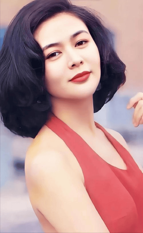 62岁关之琳敦煌行,与59岁已婚富豪手摸大腿合影,正妻宣告主权