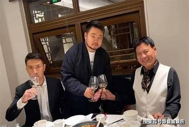 66岁万梓良定居湖南小县城!和小15岁空姐娇妻下馆子,夫妻秀恩爱!