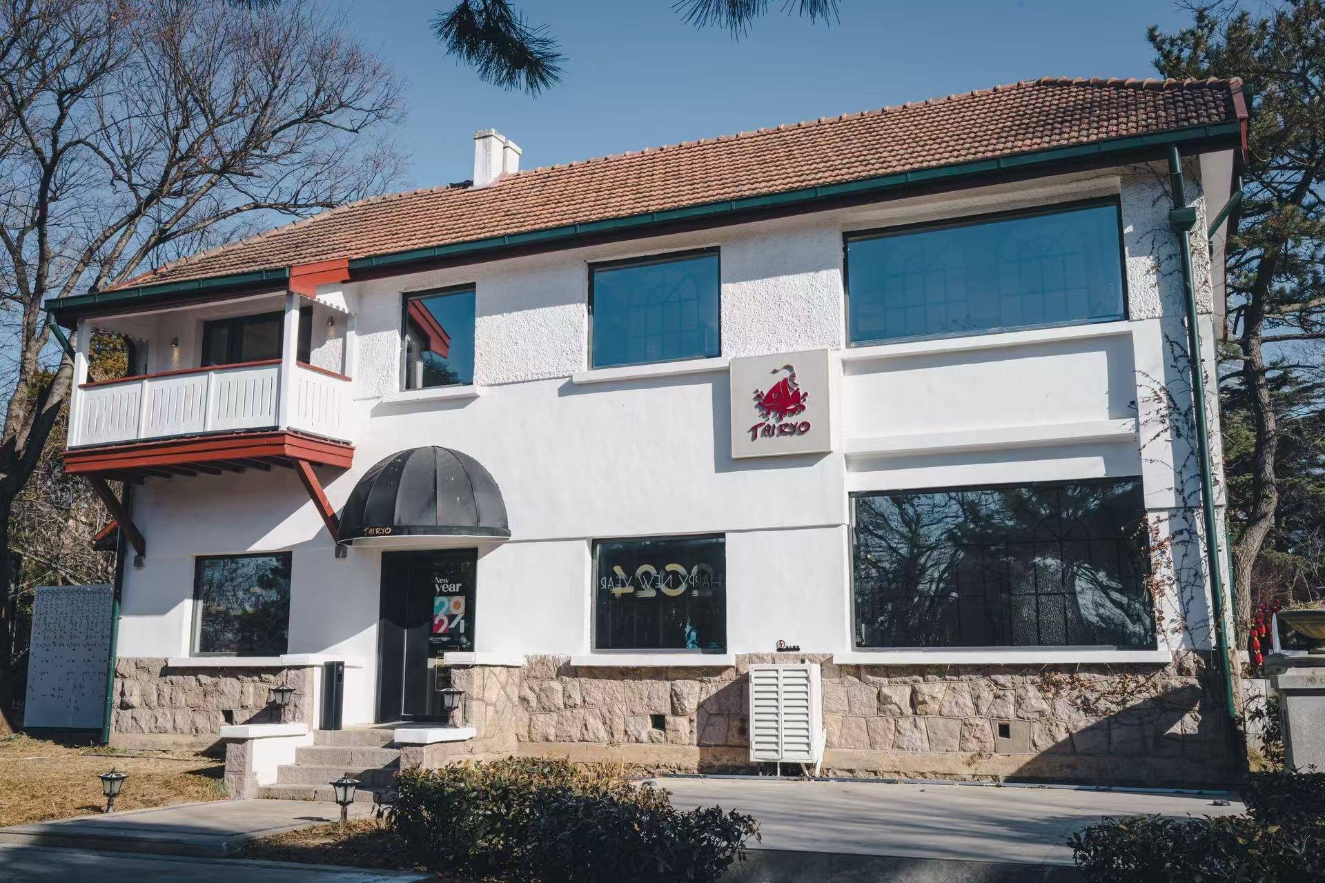 "港荔臻味餐厅岳总说,他们入驻的百年里院,保留了石刻牌匾,影壁墙