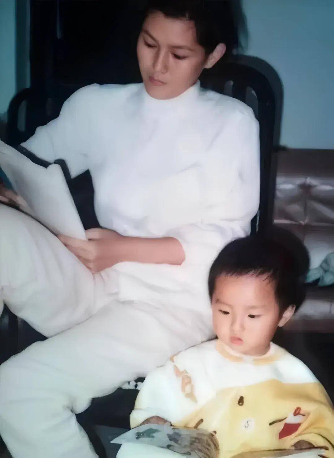 吴亦凡妈妈600万出售儿子豪车,亲手将儿子送进监狱她后悔了吗?