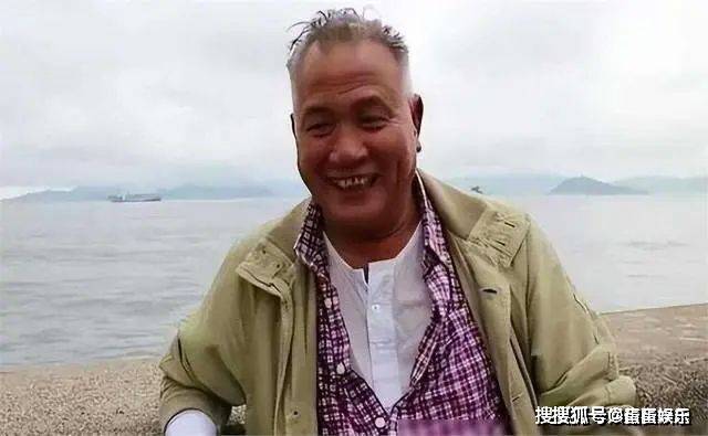 66岁万梓良定居湖南小县城!和小15岁空姐娇妻下馆子,夫妻秀恩爱!