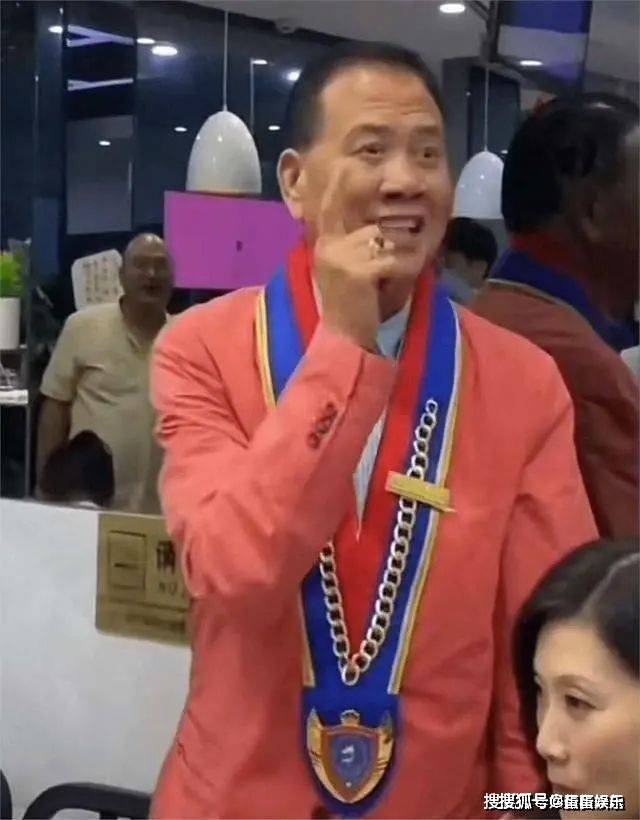 66岁万梓良定居湖南小县城!和小15岁空姐娇妻下馆子,夫妻秀恩爱!