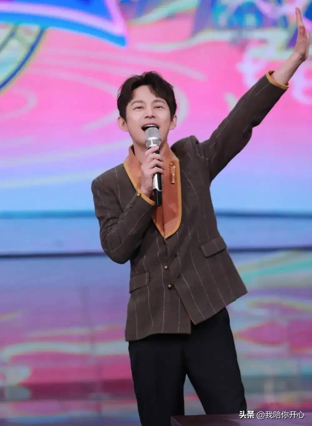 何炅高调官宣喜事,粉丝们纷纷祝贺:何老你值得!大家都喜极而泣